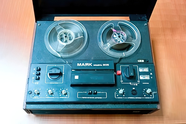 История одного предмета. Магнитофон катушечный «Маяк-205» История одного предмета. Магнитофон катушечный «Маяк-205»