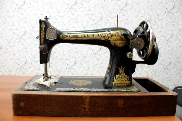 Предмет ранней советской эпохи - швейная машинка марки «ГОСШВЕЙМАШИНА»