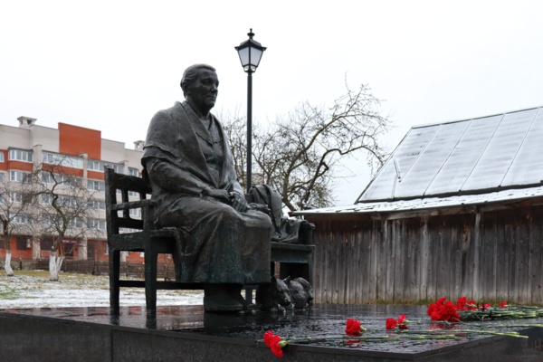 Цветы к памятнику Матери