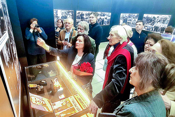 В Минске открылась выставка, посвящённая 90-летию со дня рождения Юрия Гагарина