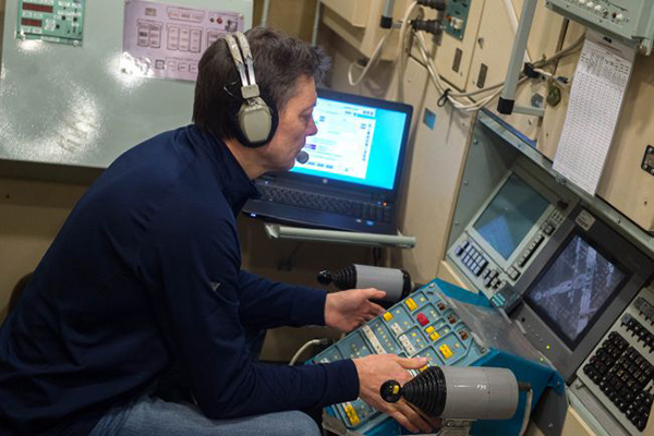Новости ЦПК: Космонавты отработали навыки ручных режимов на тренажере «Телеоператор»