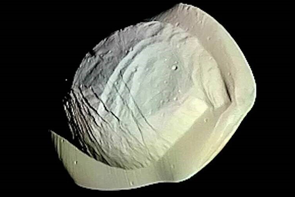 Внутренний спутник Сатурна – летающий «пельмешек»