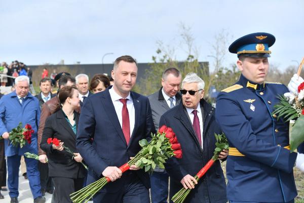В Парке покорителей космоса возложили цветы к памятнику Юрию Гагарину