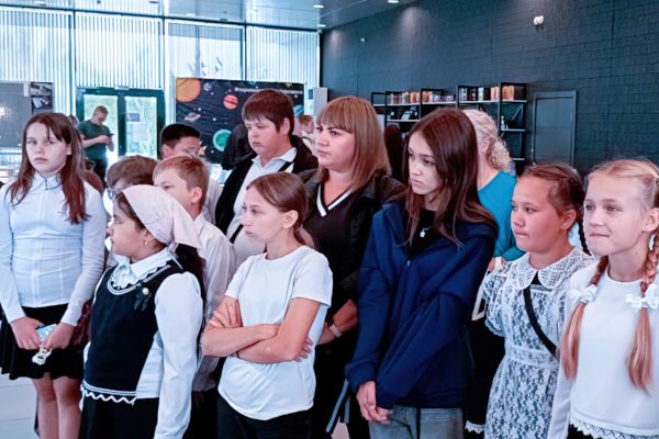 Первому космонавту - слава