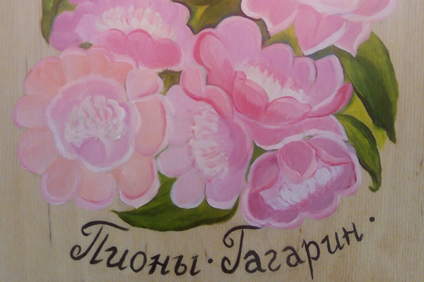 Застывшая красота: Гагаринский сад в росписи по дереву