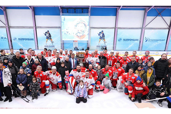 Сборная отечественных космонавтов провела товарищеский хоккейный матч в Одинцове