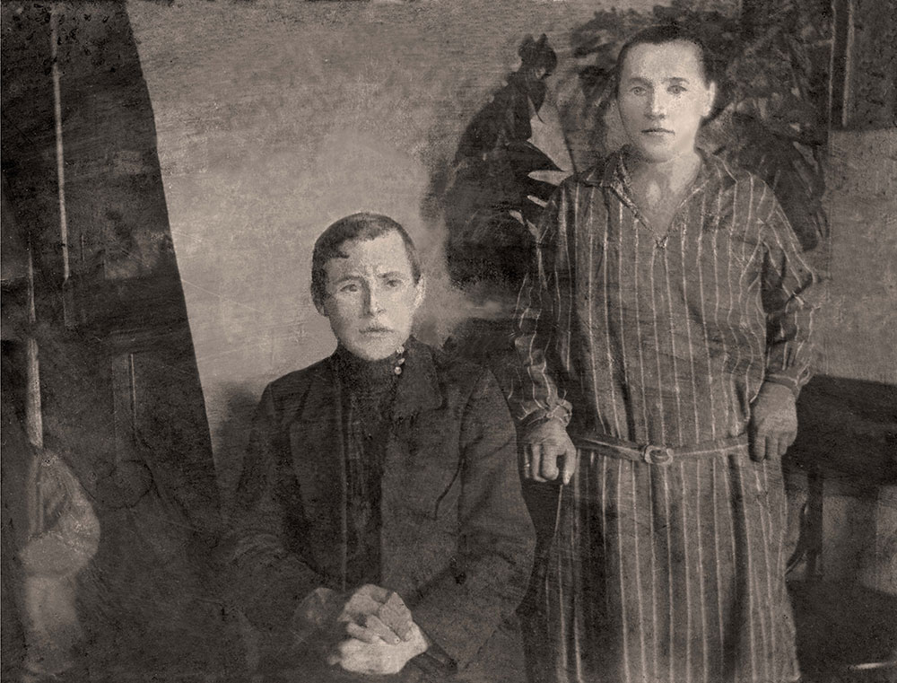 Родители будущего космонавта Ю. А. Гагарина – Анна Тимофеевна и Алексей Иванович. с. Клушино,1938 год