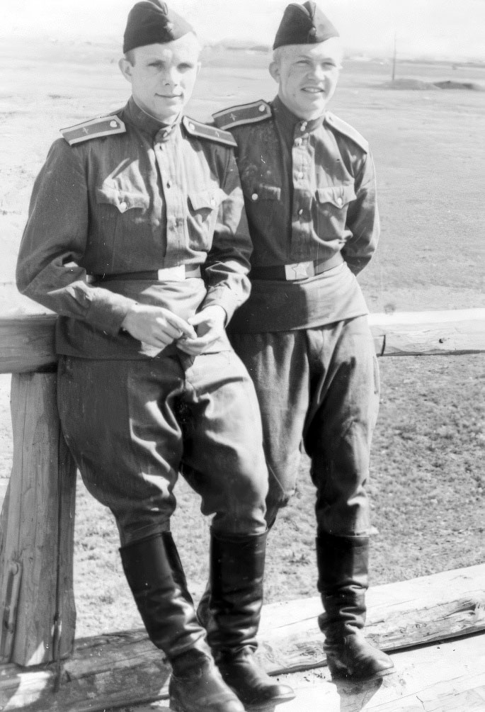 Юрий Гагарин - курсант авиационного училища с товарищем. г. Оренбург, 1956 год