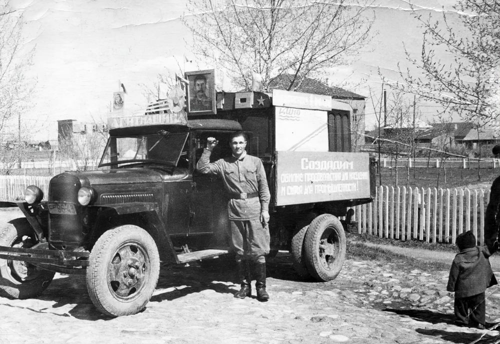 Первая кинопередвижка в Гжатском районе. 1949г. Фото из фондов ФГБУК «Музей-заповедник Ю.А. Гагарина». 8-gigapixel-standard-width-1000px.jpg