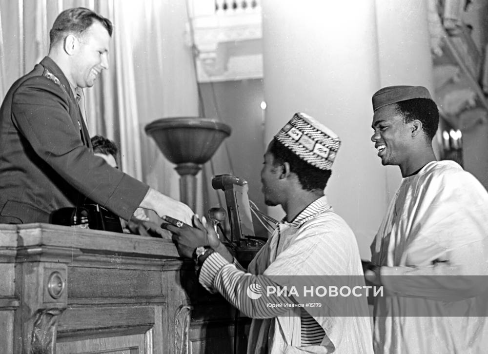 Сердечные приветствия космонавту от делегатов конгресса. Фото Юрия Иванова Сердечные приветствия космонавту от делегатов конгресса. Фото Юрия Иванова