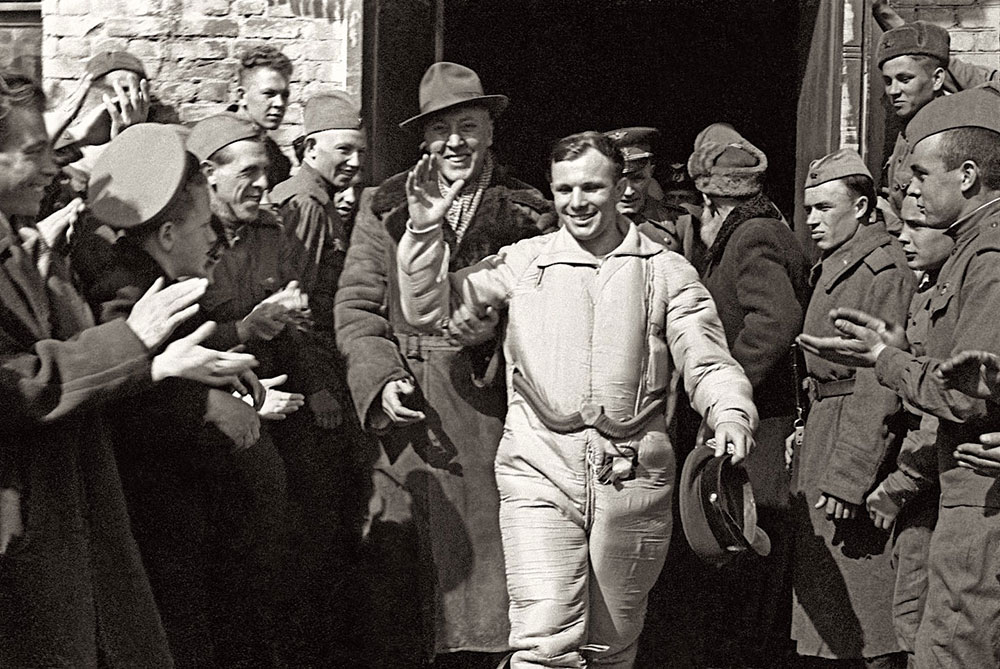 Юрий Гагарин после приземления среди военнослужащих в/ч 40 218. Саратовская обл., Энгельский р-он, 12 апреля 1961 года.