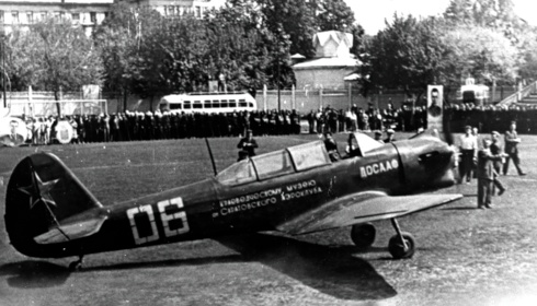 Фото. Курсант Саратовского аэроклуба Юрий Гагарин после первого самостоятельного полёта. 1955 г. (Из фондов ФГБУК «Музей-заповедник Ю.А. Гагарина»). Фото. Курсант Саратовского аэроклуба Юрий Гагарин после первого самостоятельного полёта. 1955 г. (Из фондов ФГБУК «Музей-заповедник Ю.А. Гагарина»).