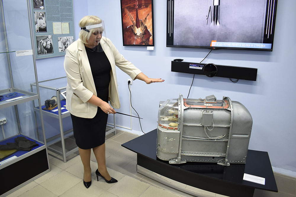 Экскурсию по выставке «Разведчики космических трасс» проводит Маргарита Лебедева.2020 год. Экскурсию по выставке «Разведчики космических трасс» проводит Маргарита Лебедева.2020 год.