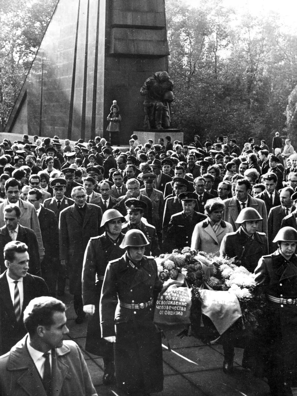 Ю.А. Гагарин, В.В. Терешкова, Н.П. Каманин во время возложения венков к памятнику советским воинам в Трептов-парке. ГДР, Берлин, октябрь 1963 год. Фонды ФГБУК «Музей-заповедник Ю.А. Гагарина». 4 Трептов-парк-gigapixel-standard-width-1000px.jpg