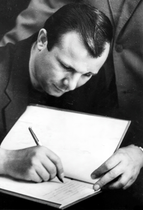 Ю.А. Гагарин делает памятную запись в Книге Почётных посетителей Ю.А. Гагарин делает памятную запись в Книге Почётных посетителей