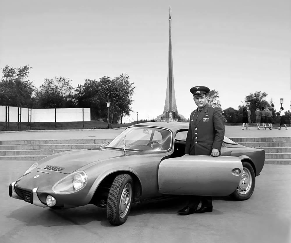 Ю.А. Гагарин у спортивной машины фирмы «Матра», подаренной ему в Париже. (Из фондов ФГБУК «Музей-заповедник Ю.А. Гагарина) Визиты Юрия Гагарина во Францию