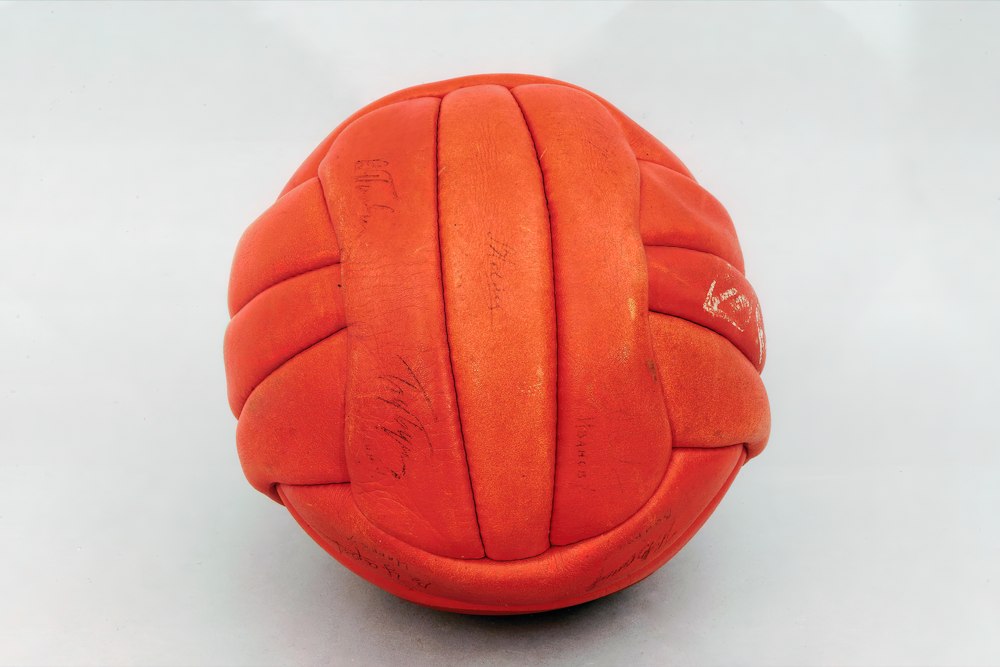 Футбольный мяч, подаренный Ю.А. Гагарину сборной командой СССР по футболу. Из фондов ФГБУК «Музей-заповедник Ю.А. Гагарина». Отреставрирован в ВХНРЦ им. академика И.Э. Грабаря в 2023г. Реставратор Утехина А.Ю.