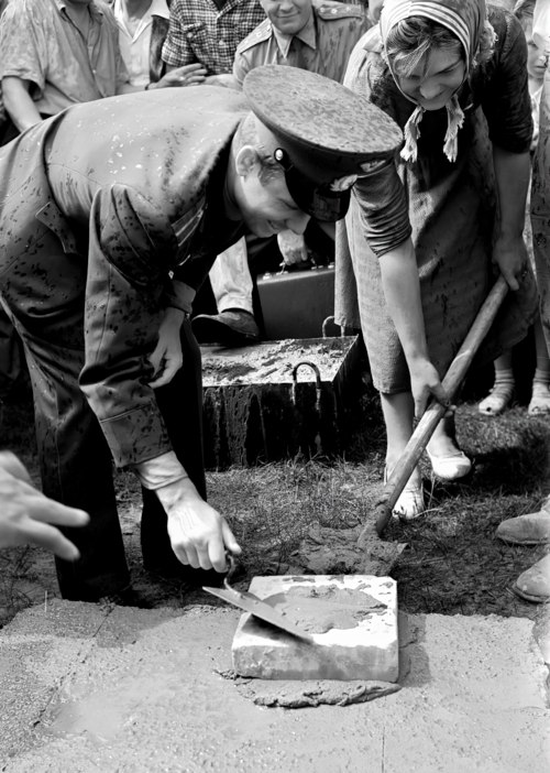 Ю.А. Гагарин на закладке первого камня музея К.Э. Циолковского в Калуге Ю.А. Гагарин на закладке первого камня музея К.Э. Циолковского в Калуге