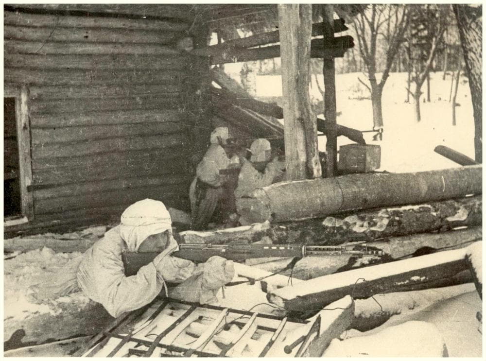 Воины  29-й гв. стрелковой дивизии ведут бой у д. Столбово под Гжатском.