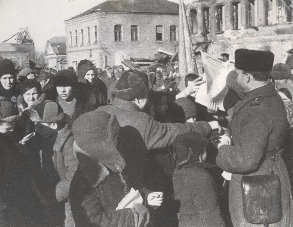 Капитан Авсюков раздает свежие газеты в освобождённом Гжатске. Март 1943 г.