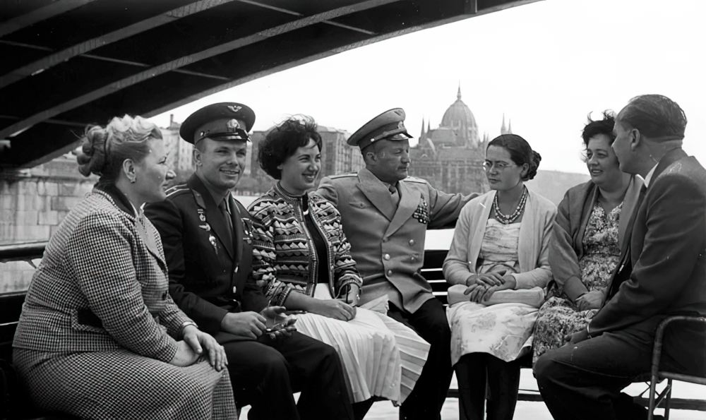 Пребывание Ю.А. Гагарина в Венгрии. Водная прогулка по Дунаю. В центре Н.П. Каманин.1961 г.