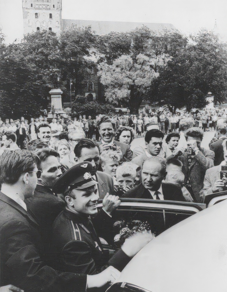 Первого космонавта планеты приветствуют жители финского Турку. Финляндия. 1961год.
