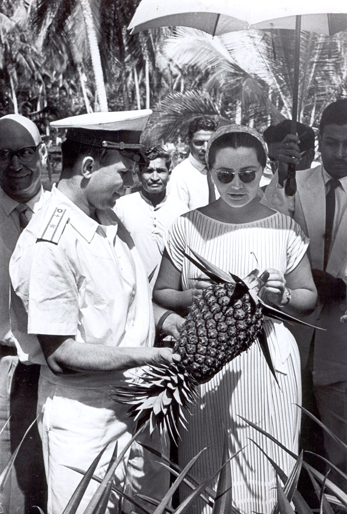 Супруги Гагарины на плантации ананасов. Цейлон, декабрь 1961 года.