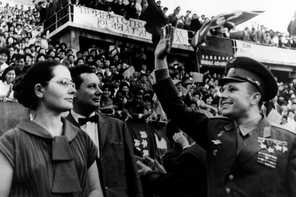 Юрий и Валентина Гагарины во время массового митинга на водном стадионе. Япония, г. Осака, 24 мая 1962 года.