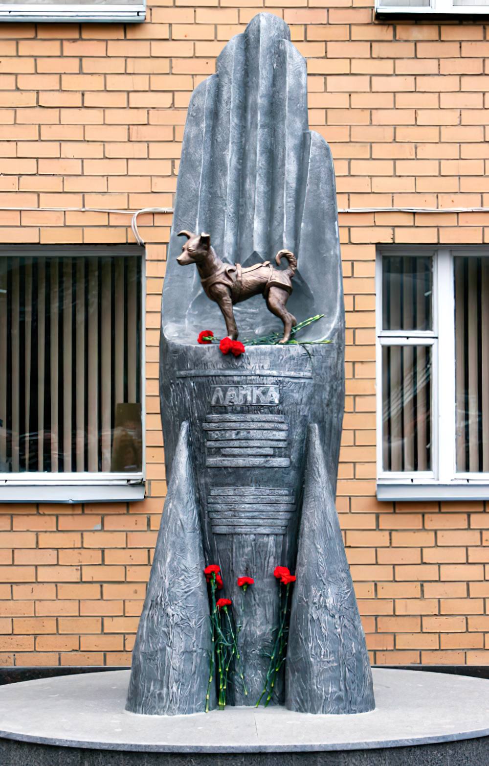 Памятник собаке Лайке в г. Москве. Открыт 3 ноября 2008 года.