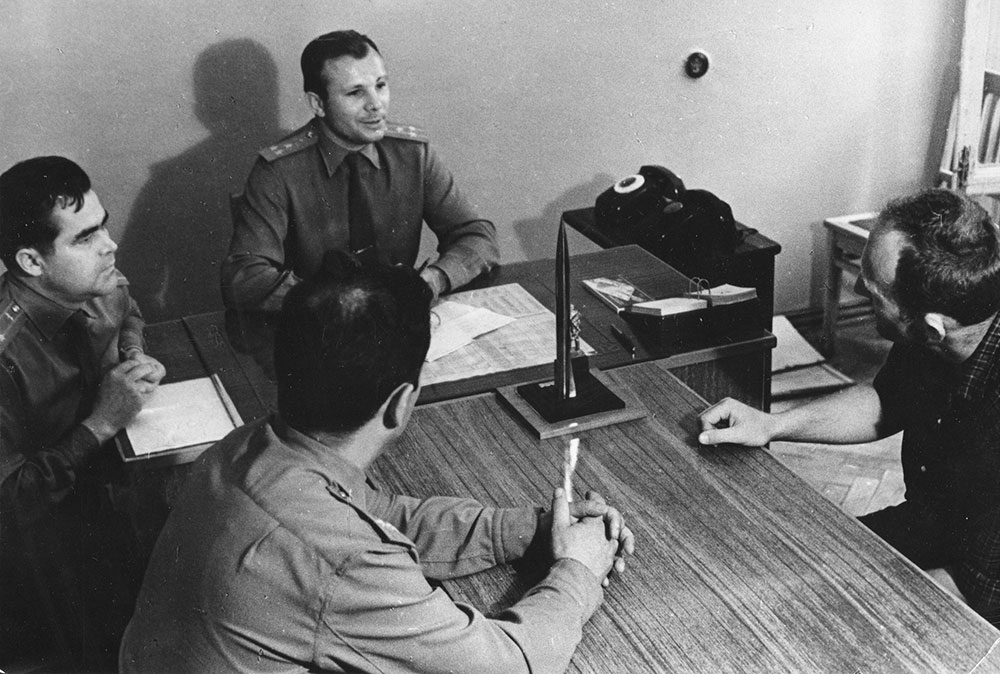 Ю.А. Гагарин – заместитель начальника Центра подготовки космонавтов в рабочем кабинете. Звездный городок, 1964 год