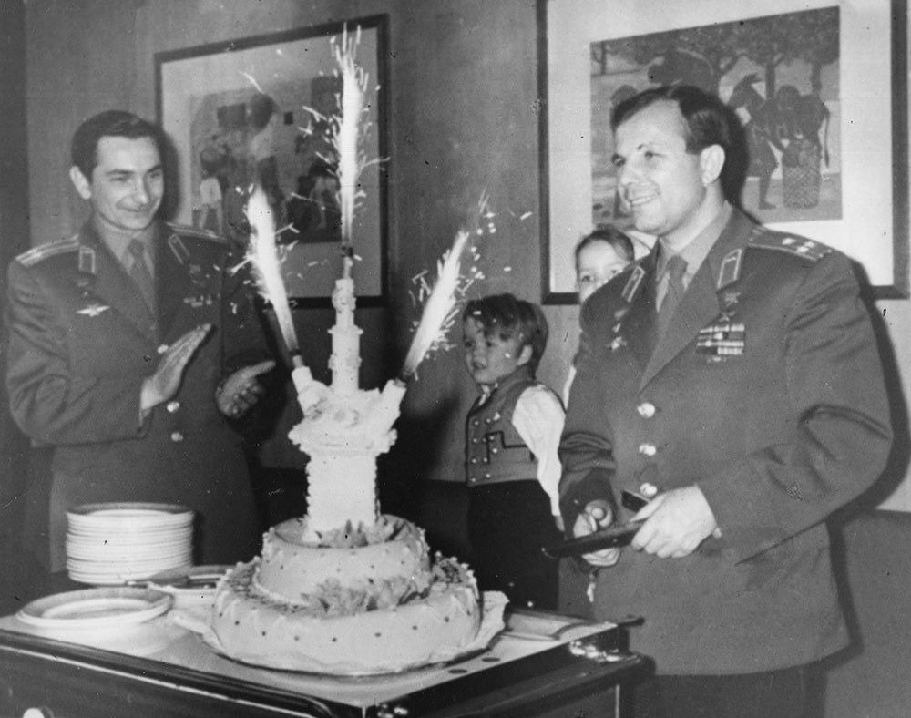 Торт в виде ракеты в честь тридцатилетия со дня рождения Юрия Гагарина. Норвегия, 9 марта 1964 года.