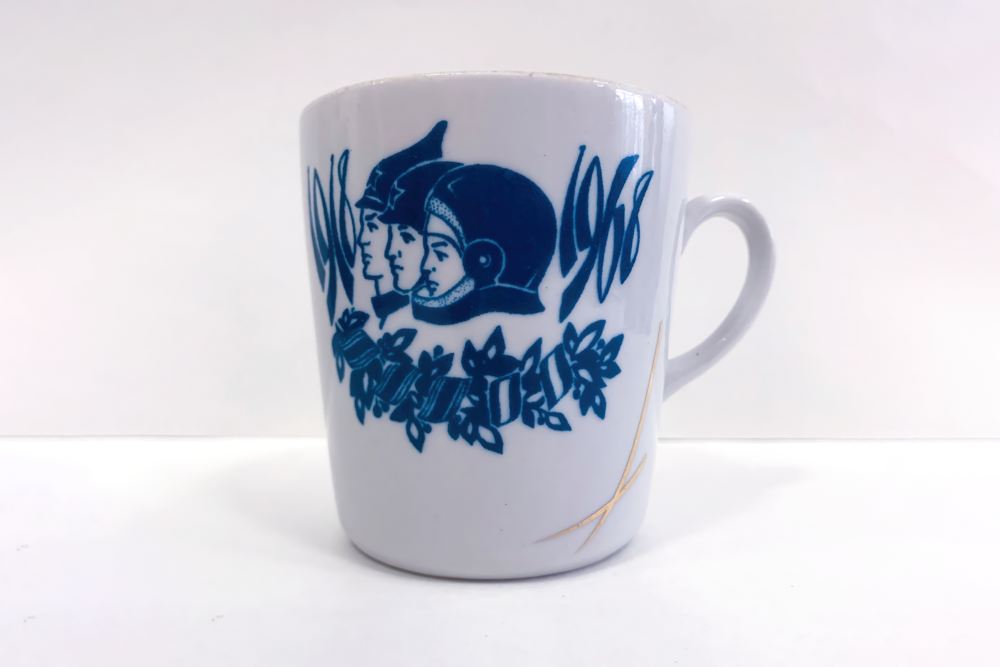 Кружка «1918-1968. 50 пламенных лет». 1968 г. Фаянс, деколь, обжиг, заводское производство СССР, РСФСР, Краснодарский край, Краснодарский фарфоровый завод "Чайка" Кружка «1918-1968. 50 пламенных лет». 1968 г. Фаянс, деколь, обжиг, заводское производство СССР, РСФСР, Краснодарский край, Краснодарский фарфоровый завод "Чайка"