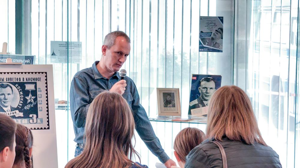 Первому космонавту - слава