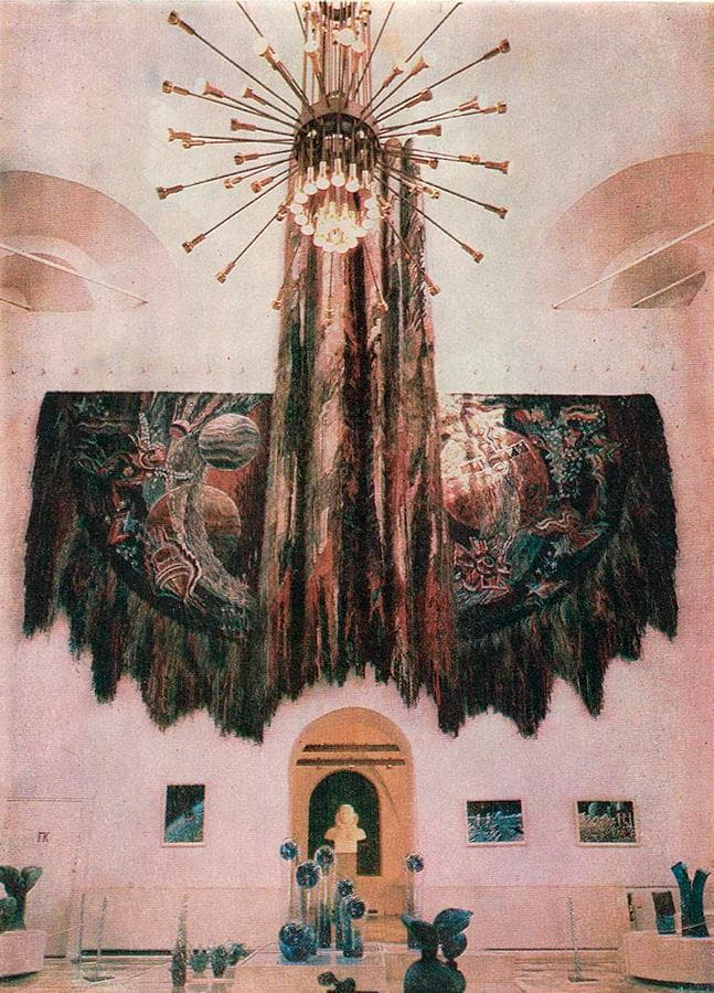 В зале галереи -