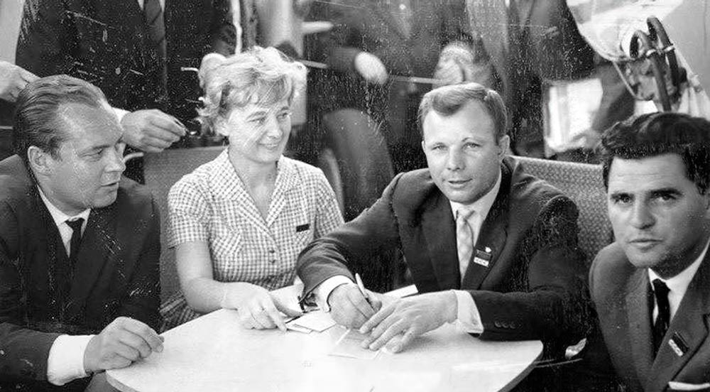 Светлана Бурляй на авиасалоне в Ле Бурже рядом с Юрием Гагариным. Справа - Юрий Гарнаев. 1965 год. (фото из открытых источников) Визиты Юрия Гагарина во Францию