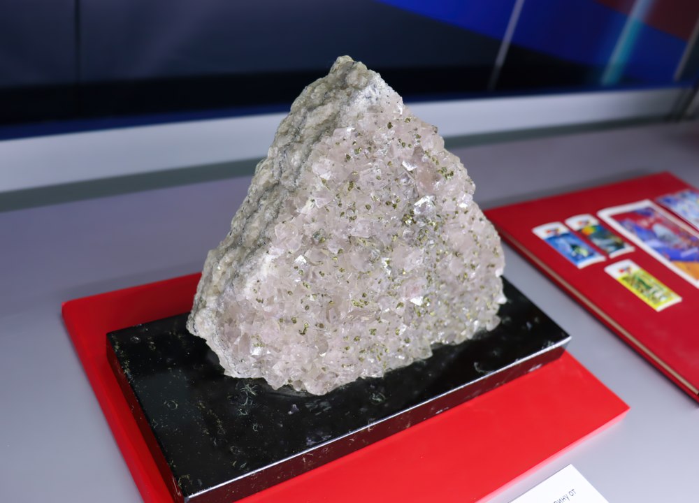 Минерал кальцит с халькопиритом – подарок Ю.А. Гагарину от рабочих комбината «Верра». ГДР, октябрь 1963 года. Фонды ФГБУК «Музей-заповедник Ю.А. Гагарина». кристл-gigapixel-standard-width-1000px.jpg