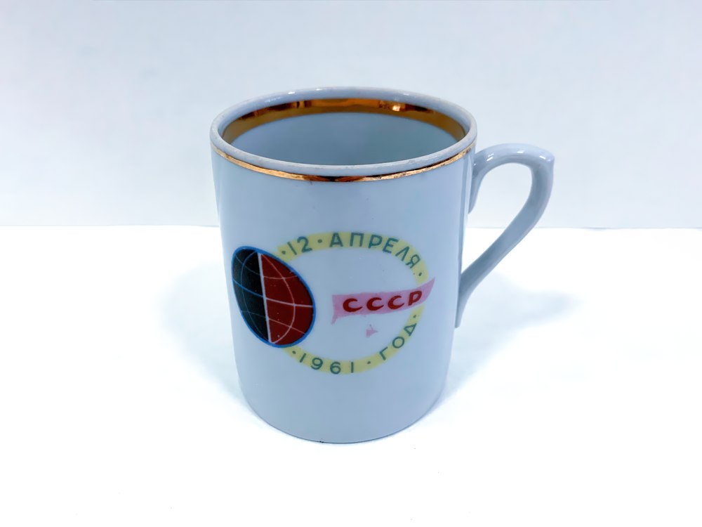 Кружка «СССР. 12 апреля 1961 год». 1961 г. Фарфор, заводское производство СССР, РСФСР, Московская область, г. Ликино-Дулёво Кружка «СССР. 12 апреля 1961 год». 1961 г. Фарфор, заводское производство СССР, РСФСР, Московская область, г. Ликино-Дулёво