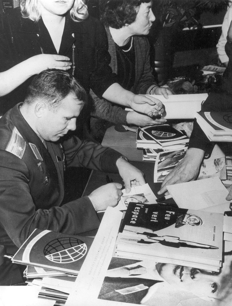 Первый в мире космонавт дает автографы членам общества "Франция - СССР". г. Париж, 1963 год.