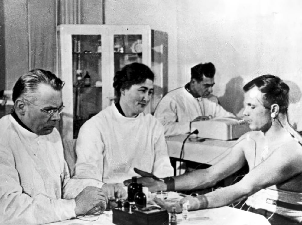 Сотрудники Института авиационной и космической медицины И.Т. Акулиничев, А.Р. Котовская оценивают состояние космонавта Ю.А. Гагарина перед полётом в космос. На заднем плане психолог Ф.Д. Горбов. Байконур, 11 апреля 1961 года.