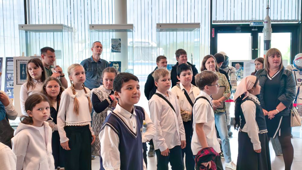 Первому космонавту - слава