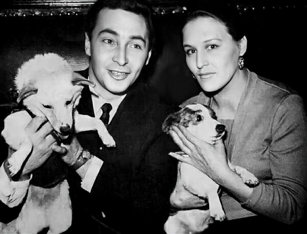 Советские киноактёры Вячеслав Тихонов и Нонна Мордюкова с собаками Белкой и Стрелкой. 4. Советские киноактёры Вячеслав Тихонов и Нонна Мордюкова с собаками Белкой и Стрелкой.