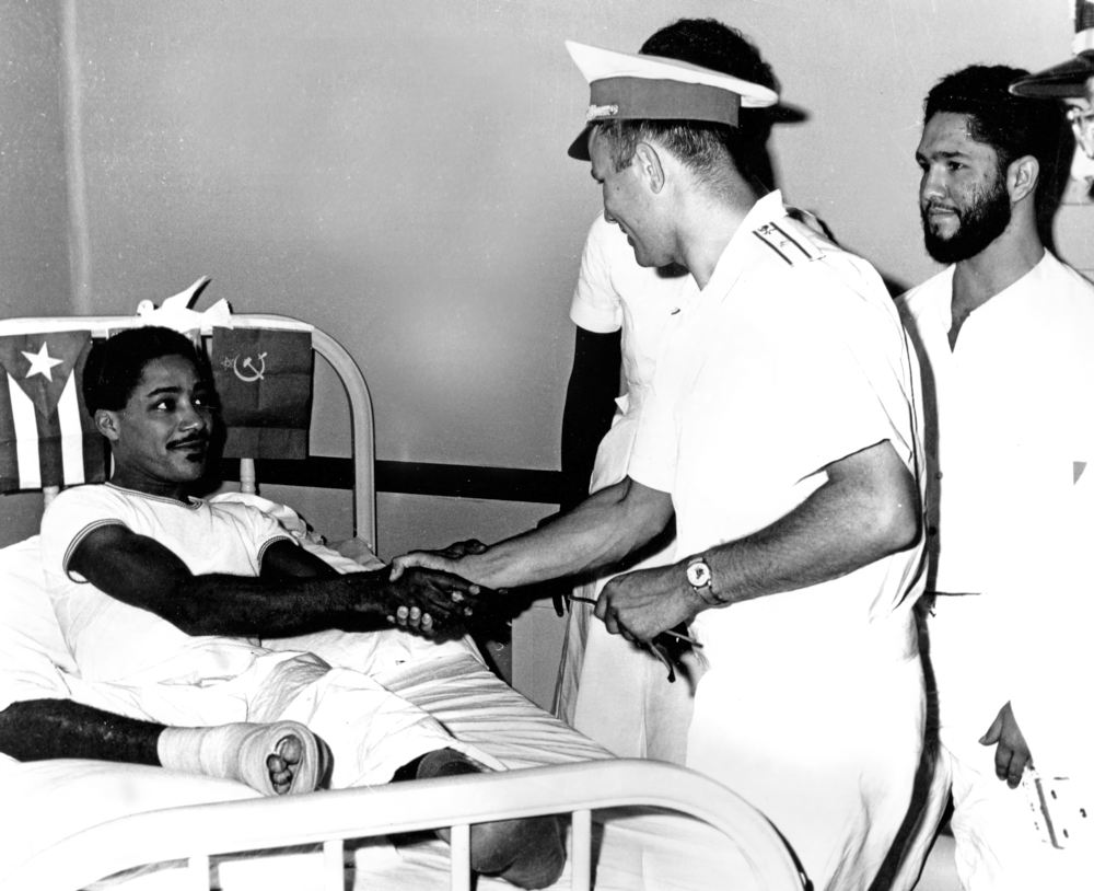 Юрий Гагарин в военном госпитале для раненых участников боев против интервентов в районе Плайя-Хирон. Гавана июль 1961 года.