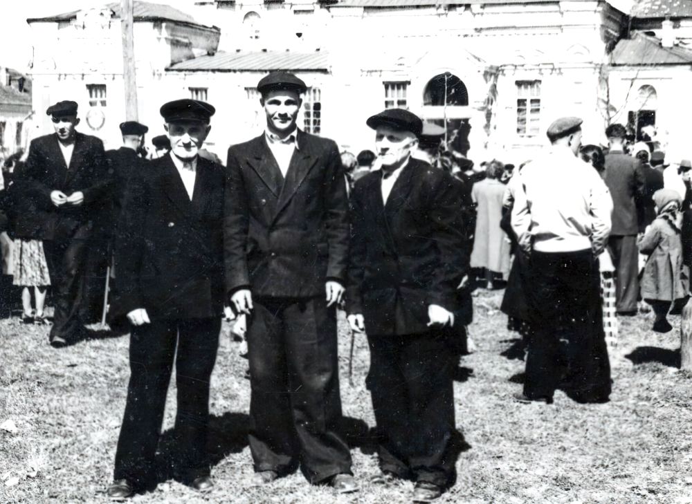 Соборная площадь. В центре житель г. Гжатска А.М. Соколов. г. Гжатск, 1951г. Фото из фондов ФГБУК «Музей-заповедник Ю.А. Гагарина». 10-gigapixel-standard-width-1000px.jpg