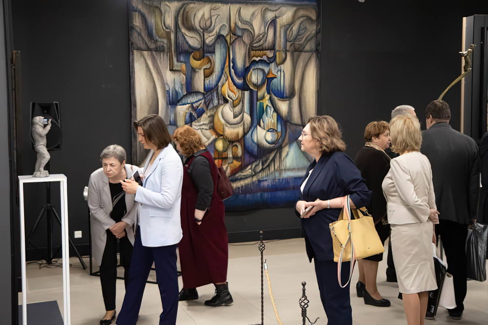 Выставка Диалог с космосом в Музее истории города Минска. Май 2023г. Гобелен Старосельской М.Л. Космическая фантазия из собрания ФГБУК «Музей-заповедник Ю.А. Гагарина»