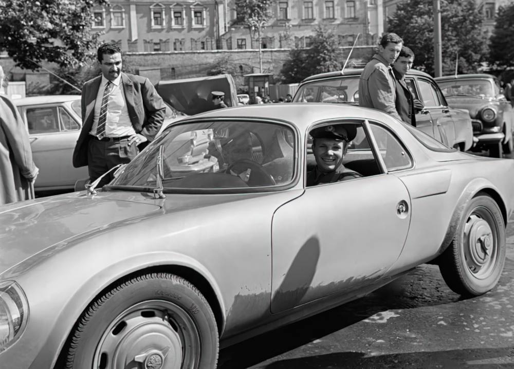 Ю.А. Гагарин осматривает машину. (фото из открытых источников) Визиты Юрия Гагарина во Францию