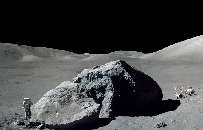 Американский астронавт X. Шмитт у лунной скалы. Справа — лунный автомобиль, на котором астронавты экспедиции «Аполлон-17» передвигались по поверхности спутника. Декабрь 1972 г.