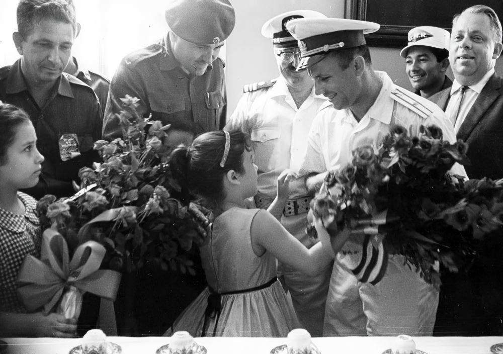 Маленькие жители Гаваны приветствуют первого космонавта. 26 июля 1961 года.