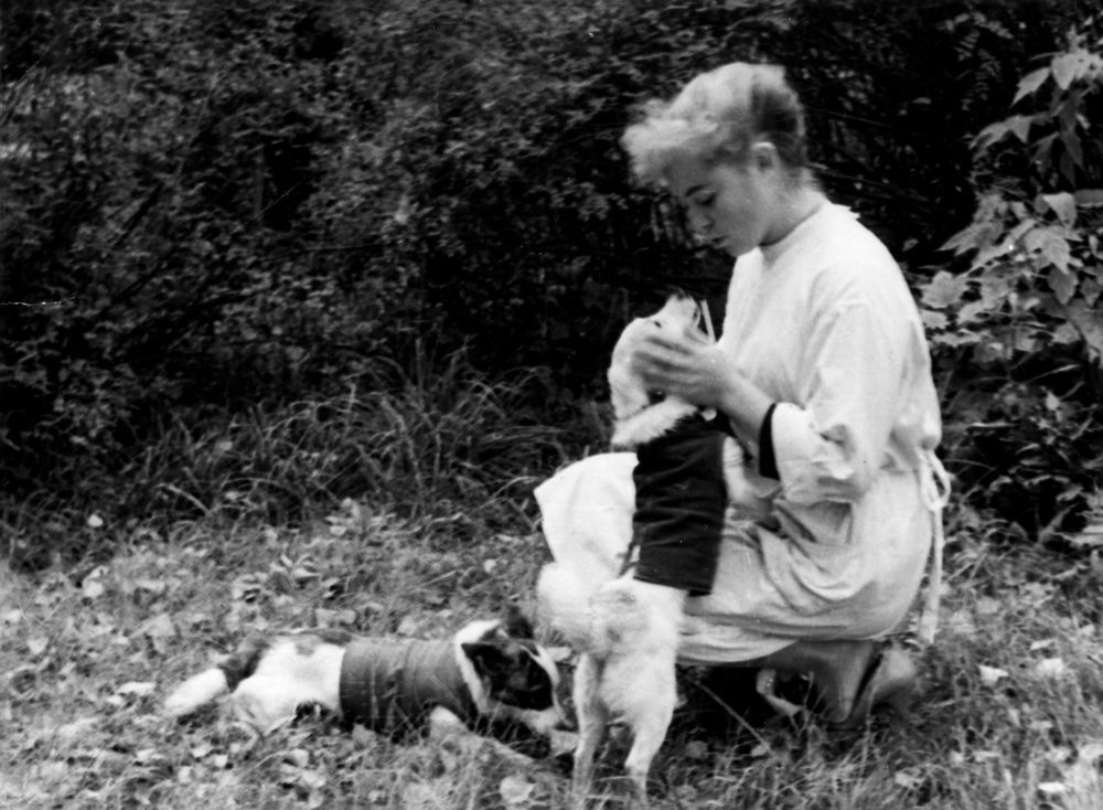 Т. Короткова во время прогулки с собаками Белкой и Стрелкой. 1960 год. 1. Т. Короткова во время прогулки с собаками Белкой и Стрелкой. 1960 год.