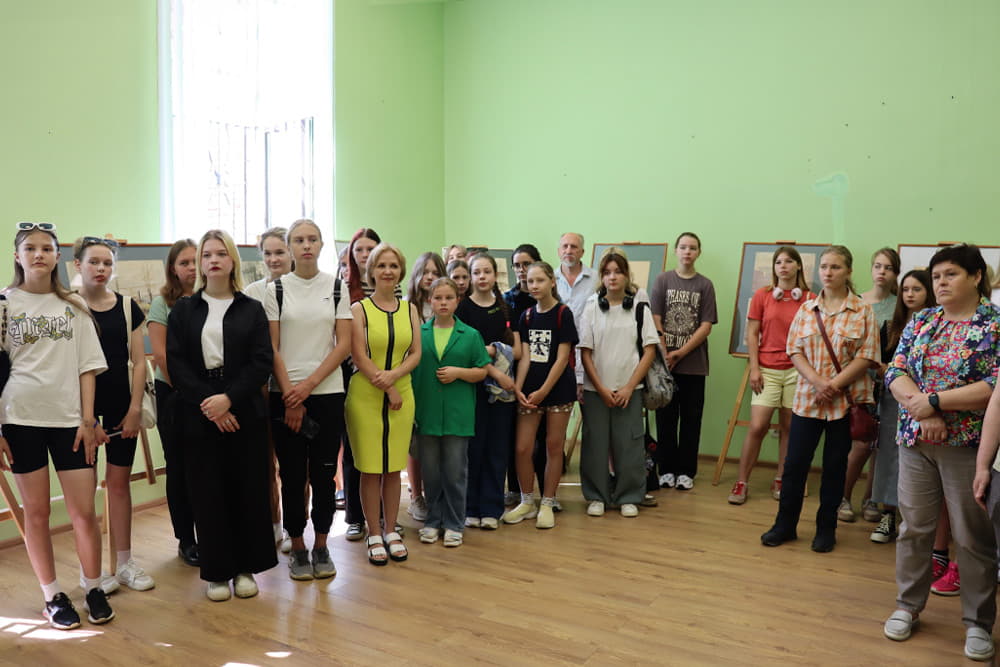 Учащиеся детской художественной школы на открытии выставки «Вдохновение».