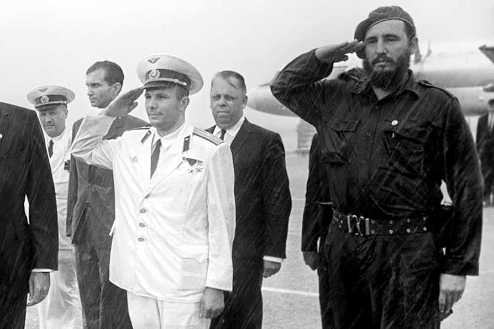 Юрий Гагарин и Фидель Кастро на аэродроме Хосе Марти в день прилёта на Кубу. Гавана 24 июля 1961 года.